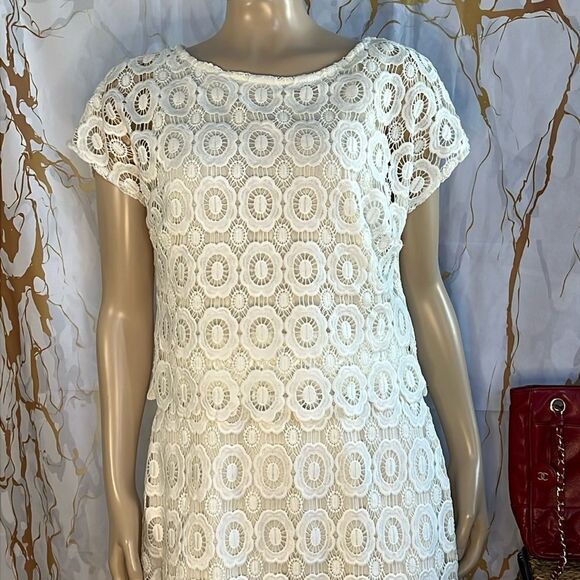 Taylor Dresses & Skirts - Taylor brand white crochet cap leaf mid length dress